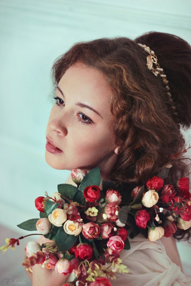Headpiece, Hairstyle, Lady, Hair accessory, Beauty, Long hair, Flower, Lip, Flower Arranging