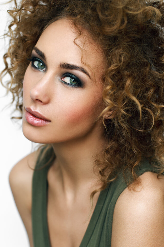 Stockphotography, Beauty, Commercial, Topmodel, Sport, Lifestyle, Studio, Light, Makeup, Curliehair, Smokey, Greeneyes