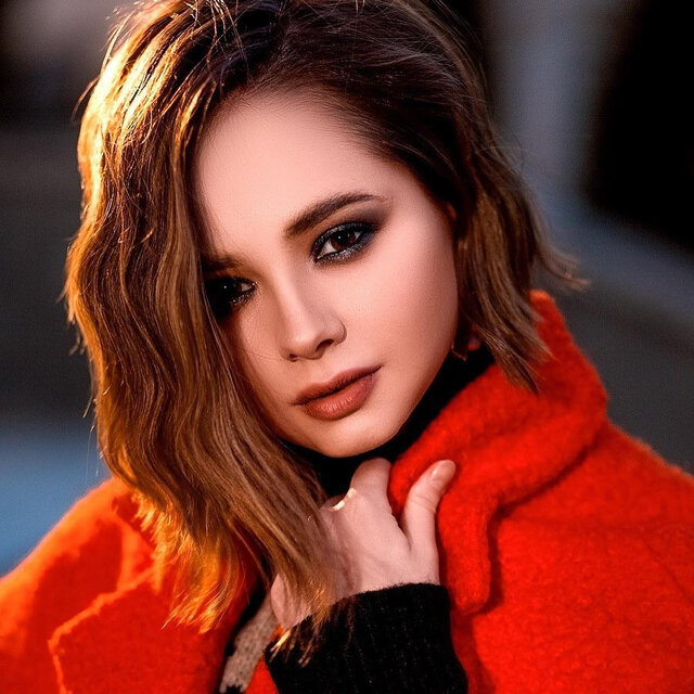 Face, Lip, Hairstyle, Eyebrow, Beauty, Red, Chin, Brown hair, Model
