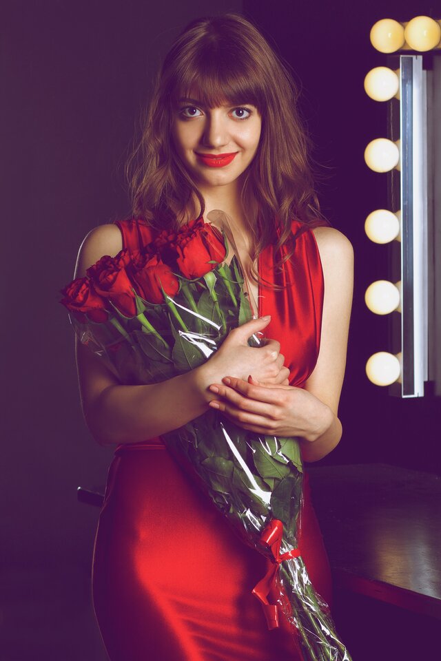 Flowers, Flowerstagram, Roses, Redroses, Ladyinred, Reddress, Portrait, Girl, Girlportrait, Model, Russiangirl, Russianmodel, розы, цветы, Chrisbegemas