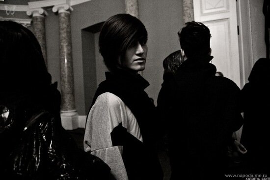 V's photo