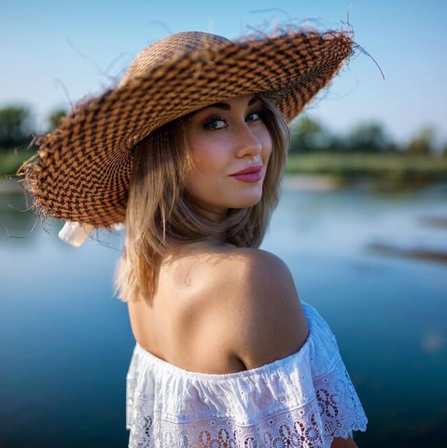 Clothing, Hat, Beauty, Sun hat, Fashion accessory, Headgear, Summer, Smile