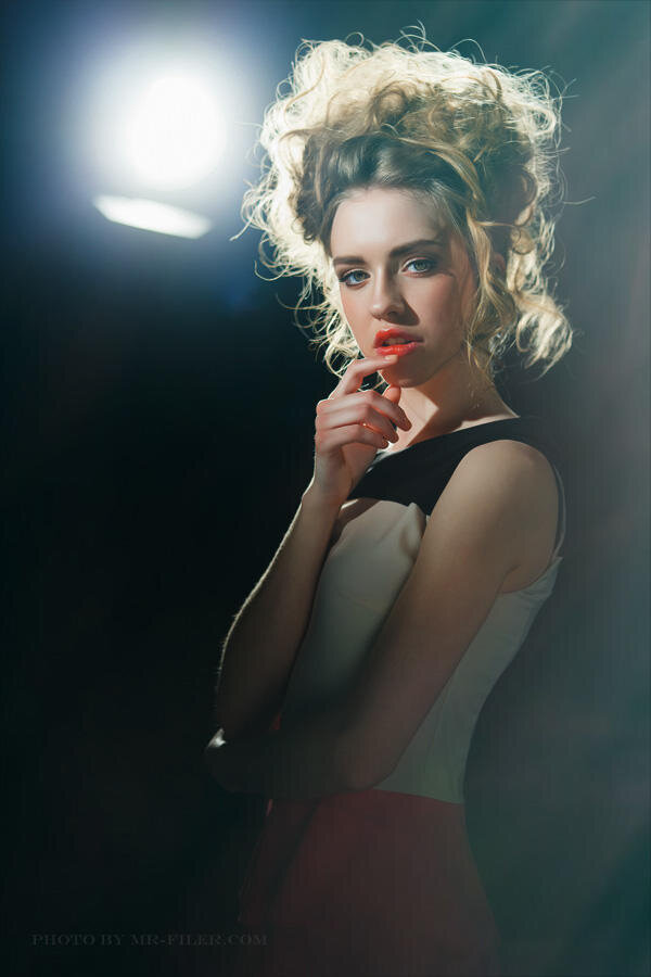 Lady, Blond, Lip, Beauty, Hairstyle, Singer, Performance