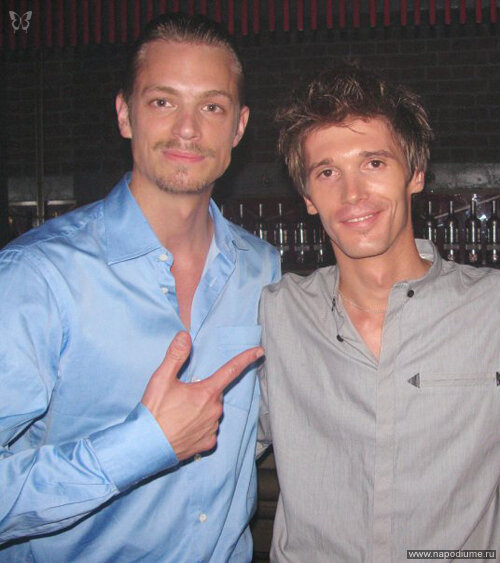 с Джоэл Киннэмен (Joel Kinnaman) на съемочной площадке