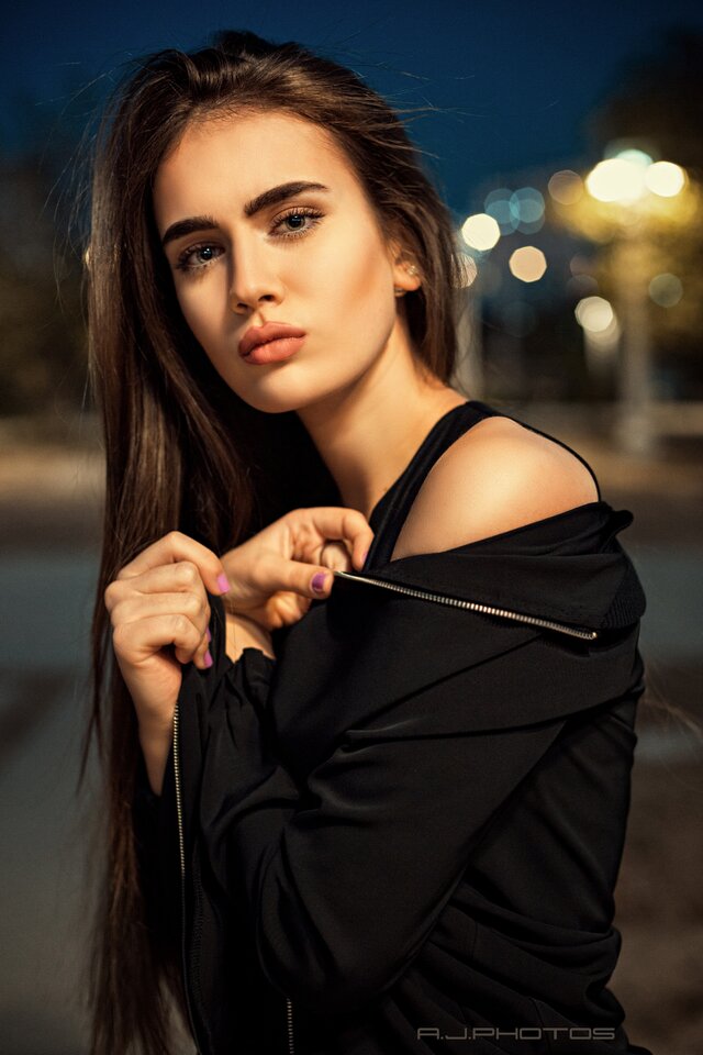 Beauty, Shoulder, Lady, Hairstyle, Lip, Model, Long hair, Fashion