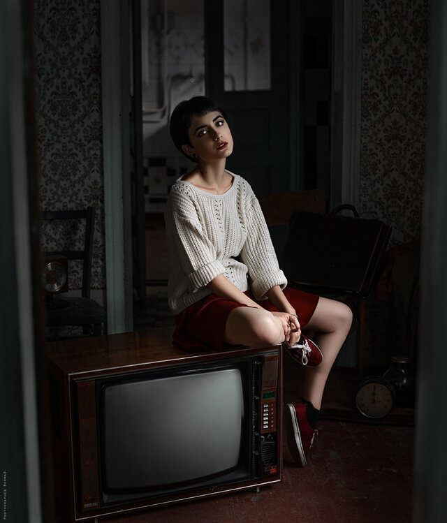 Sitting, Shoulder, Room, Electronic device, Window, Furniture