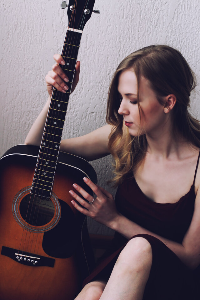 Girl with the guitar