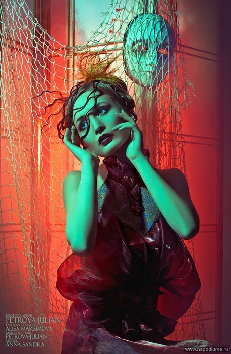 Фотограф/макияж/причёска - Julia Petrova

Модель - Anna Sandra

Фотография сделана в фотостудии "LOFT"