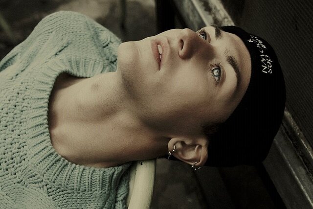 V's photo