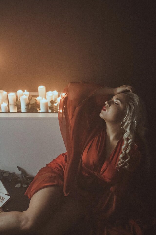 Lady in red ??