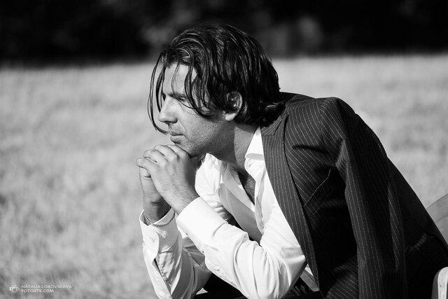 Parco, Profila, Male, Model, Italy, Travel, бизнес, путешествие, костюм, мужской, портрет, длинные, волосы, взгляд, брюнет, италия, парк, поле, профиль, модена