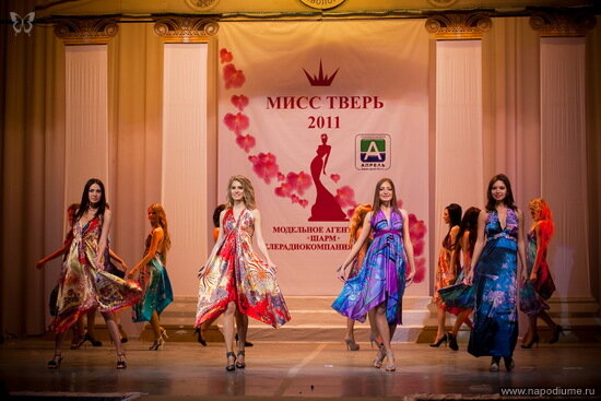 Дефиле в летних платьях