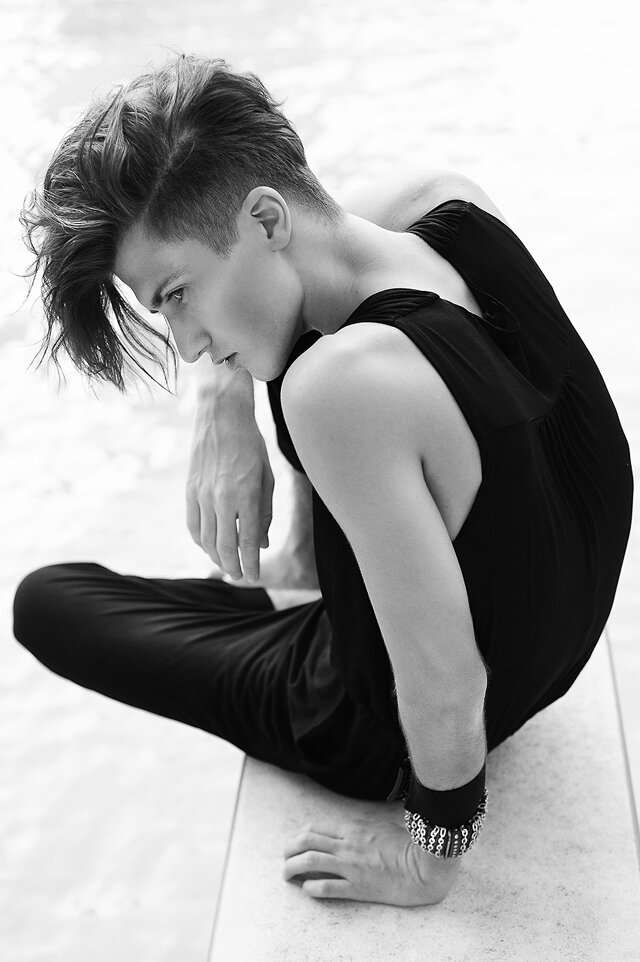 V's photo