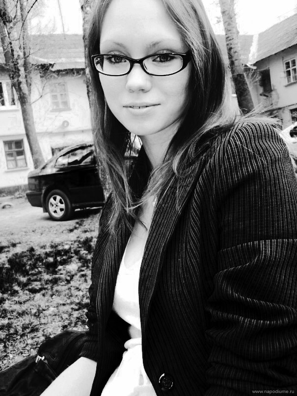 В жизни хожу я в очках=(Без них никак!