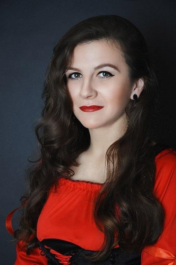 Face, Lip, Hairstyle, Red, Eyebrow, Chin, Beauty, Lady, Long hair