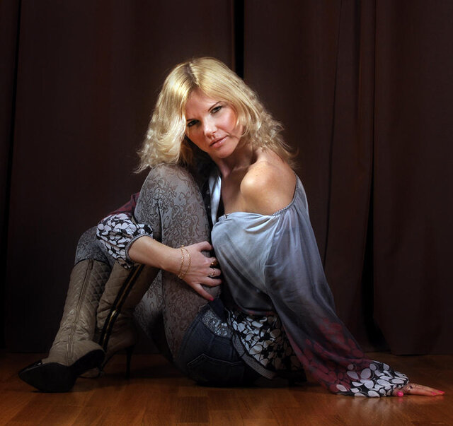 Blond, Lady, Beauty, Sitting, Leg, Long hair, Fun, Smile