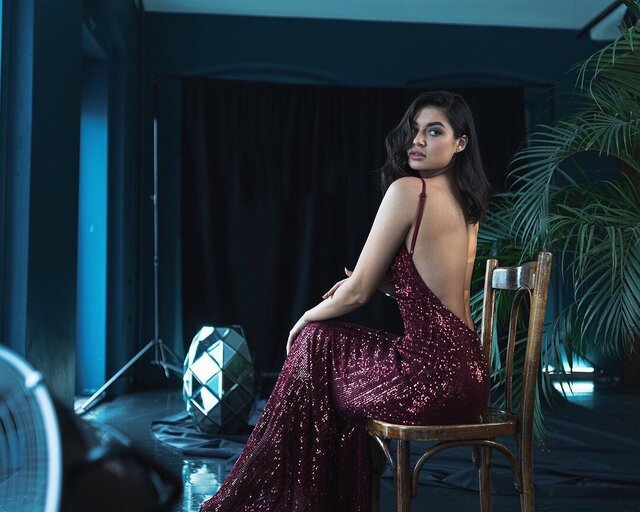 Beauty, Sitting, Lady, Dress, Fashion, Leg, Formal wear, Black hair