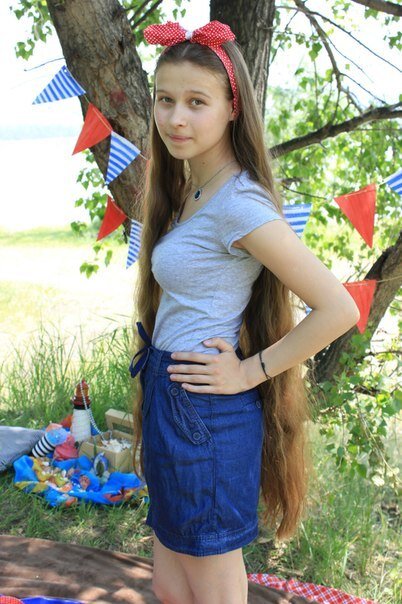Что бы показать всю длину волос)