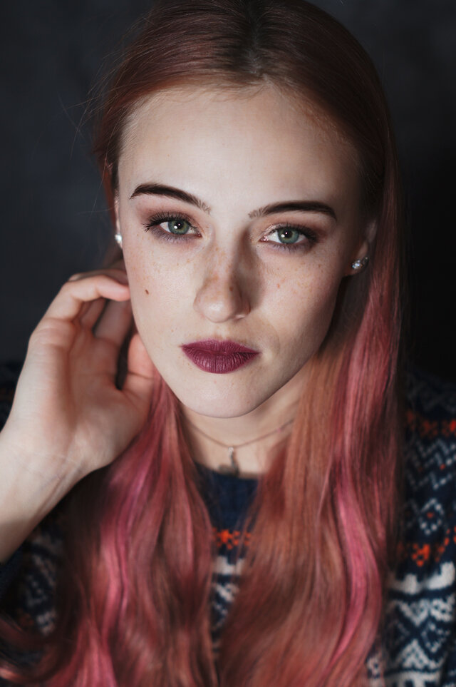 Face, Eyebrow, Lip, Beauty, Red, Hairstyle, Head, Chin