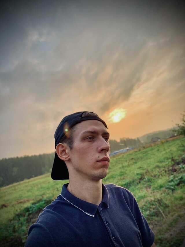 Задумчиво смотрю