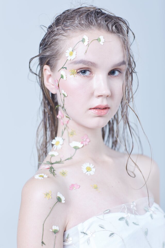 Face, Headpiece, Beauty, Forehead, Hairstyle, Head, Eyebrow, Chin