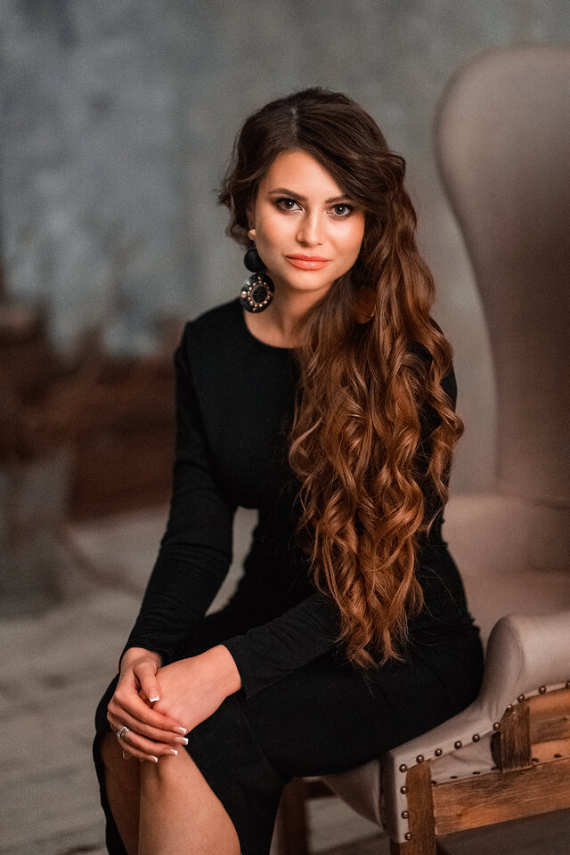 Clothing, Beauty, Long hair, Hairstyle, Fashion model, Lady, Shoulder, Leg