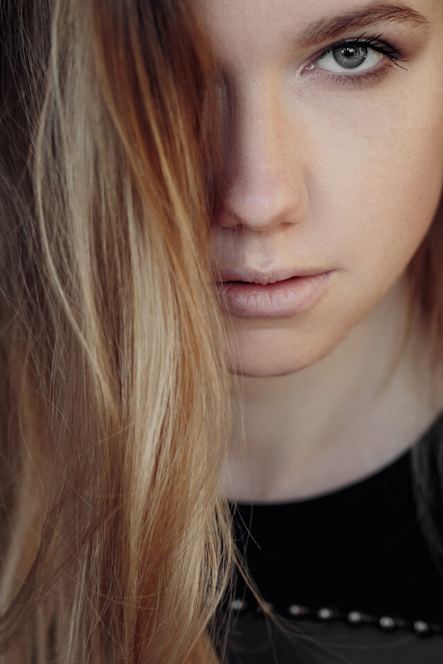 Hair, Face, Lip, Eyebrow, Hairstyle, Blond, Beauty, Skin, Chin, Nose