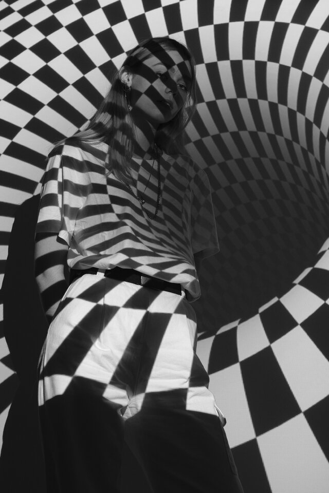 monochrome hole