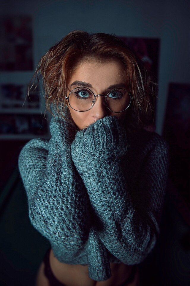 Eyewear, Face, Blue, Scarf, Wool, Glasses, Beauty, Lip, Lady