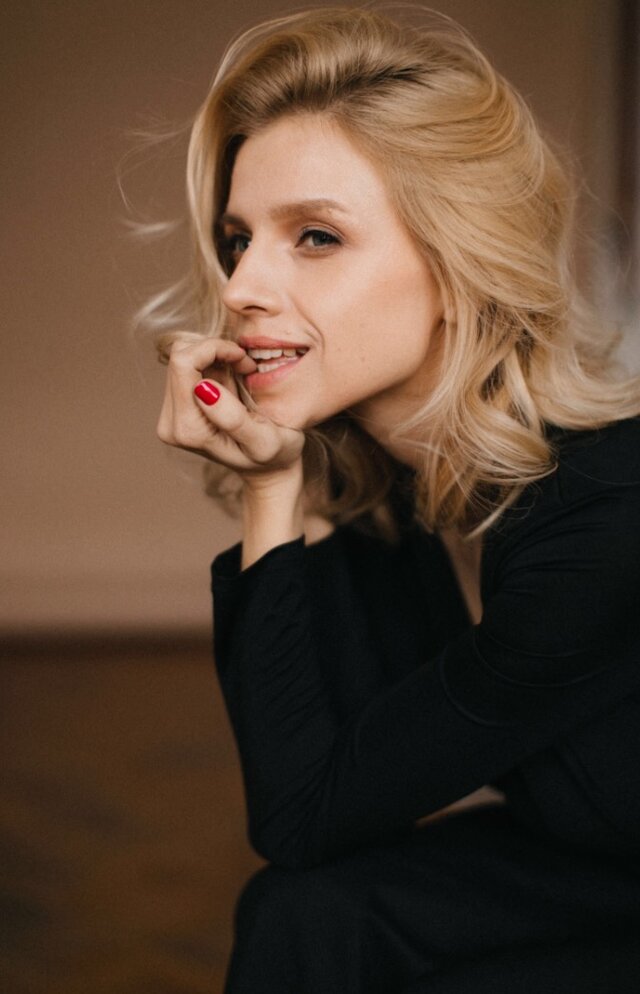 Face, Lip, Blond, Beauty, Hairstyle, Chin, Lady, Eyebrow
