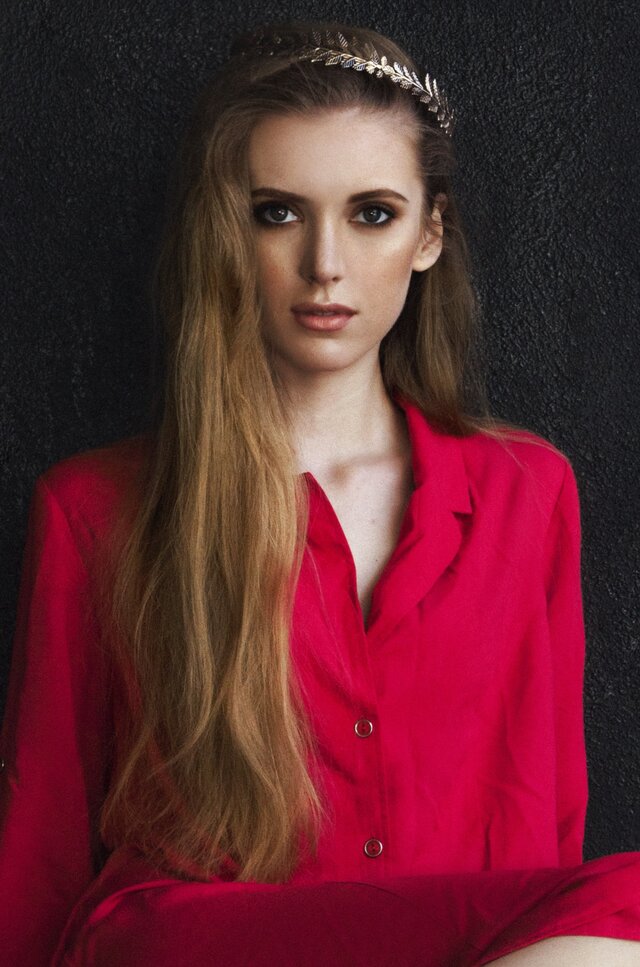 Hairstyle, Eyebrow, Lip, Beauty, Blond, Long hair, Forehead, Model, Fashion