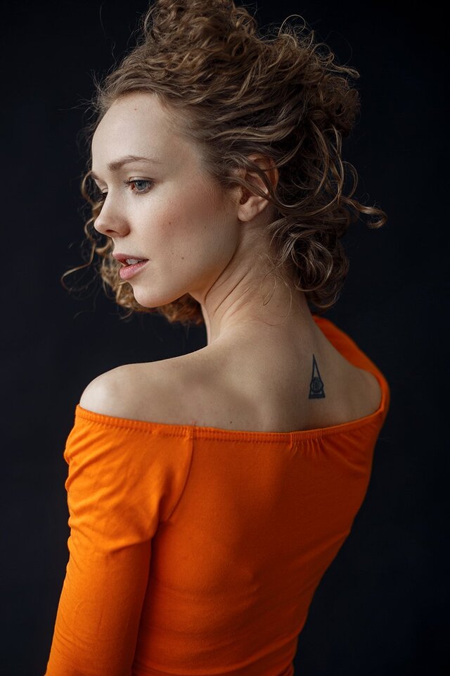 Shoulder, Hairstyle, Chin, Beauty, Fashion model, Lip, Lady, Fashion, Joint